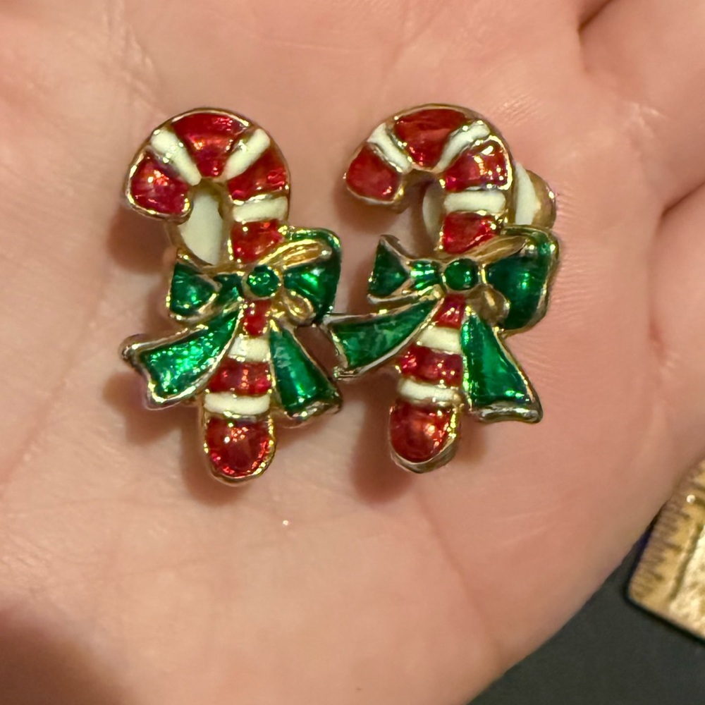 🎄 Enamel Candy Cane Clip-On Earrings – Festive Holiday Jewelry 🎄 - Picture 5 of 6
